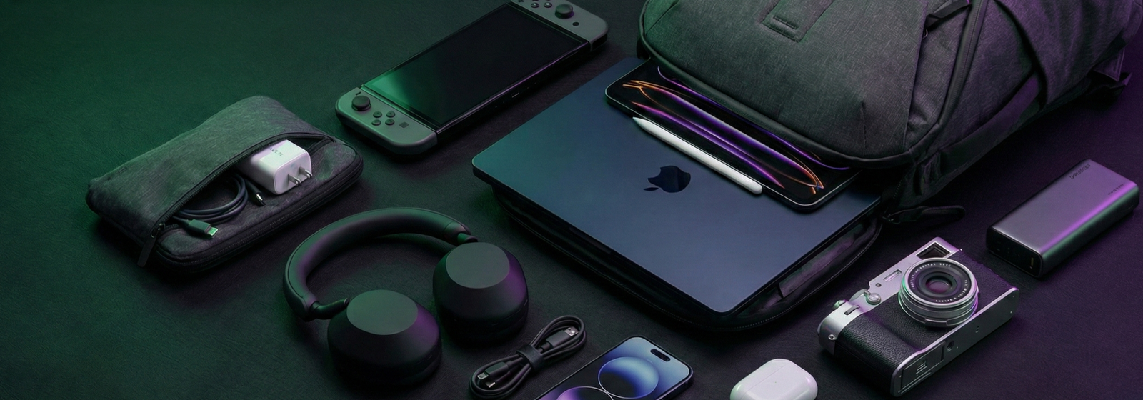 "Fotografía estilo flat lay (knolling) mostrando el contenido de una mochila tecnológica para 2025. Se observa una mochila Peak Design rodeada de gadgets organizados: MacBook Air M4 Midnight, Nintendo Switch 2, iPad Pro, iPhone 17 y cámara Fujifilm X100VI, todo bajo una iluminación estética con tonos verdes y morados."