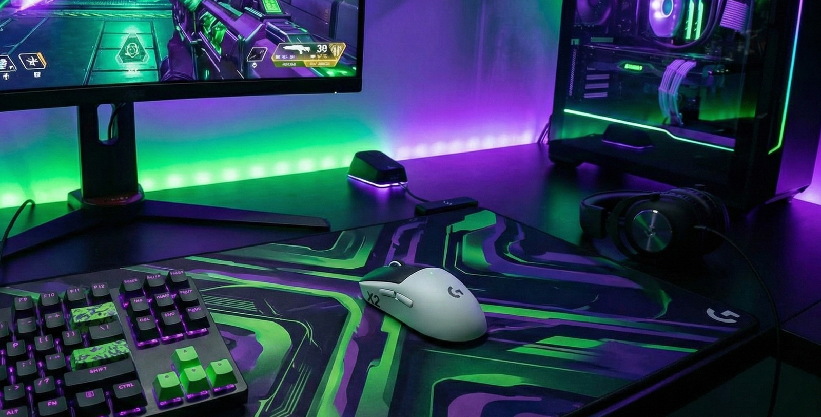 Ratón inalámbrico Logitech G PRO X2 SUPERSTRIKE LIGHTSPEED color blanco sobre un escritorio gamer con luces neón verdes y moradas.