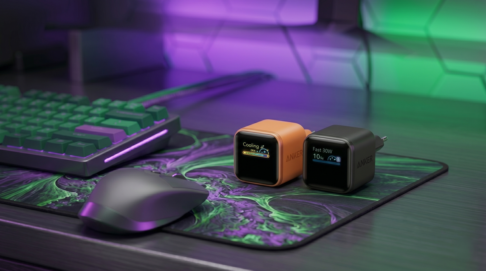 Imagen de portada para el análisis del Anker Nano Cargador USB C 45W Inteligente, mostrando dos unidades (naranja y negro) con pantallas OLED sobre un escritorio gaming con luces RGB.